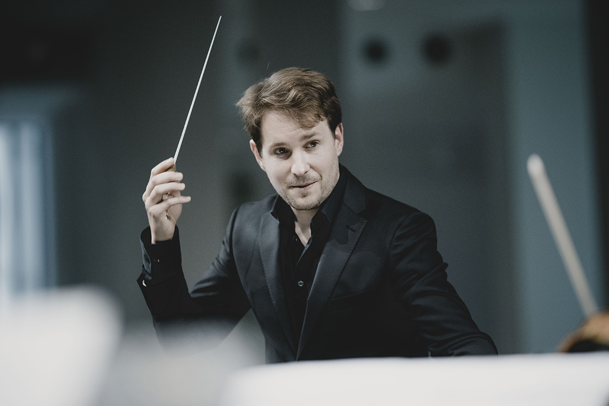 Clemens Schuldt Conductor<br />
Photo: Marco Borggreve